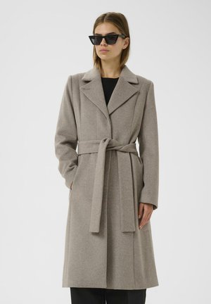 Cappotto di lana grigio chiaro con cintura, revers a punta, tasche laterali e maniche lunghe, caratterizzato da una texture liscia e un design sartoriale.