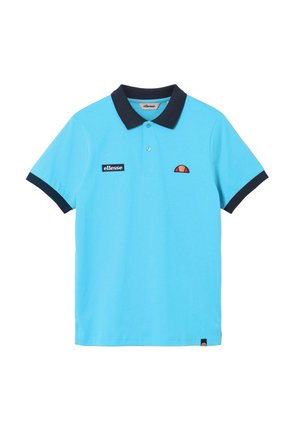 Jasnoniebieska koszulka polo z czarnym kołnierzykiem i mankietami na rękawach, z naszywką z logo "ellesse" i haftowanym emblemtem połowy słońca na piersi.