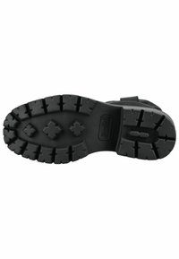 Černá gumová podešev s hlubokými drážkami a vícesměrným vzorem. Obsahuje logo značky a zesílenou patu pro větší odolnost.