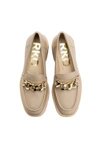 Beżowe skórzane mokasyny z ozdobnym złotym łańcuchem, z zaokrąglonym noskiem i niską podeszwą. Wnętrze buta zdobi marka "RKO" w kolorze złotym.