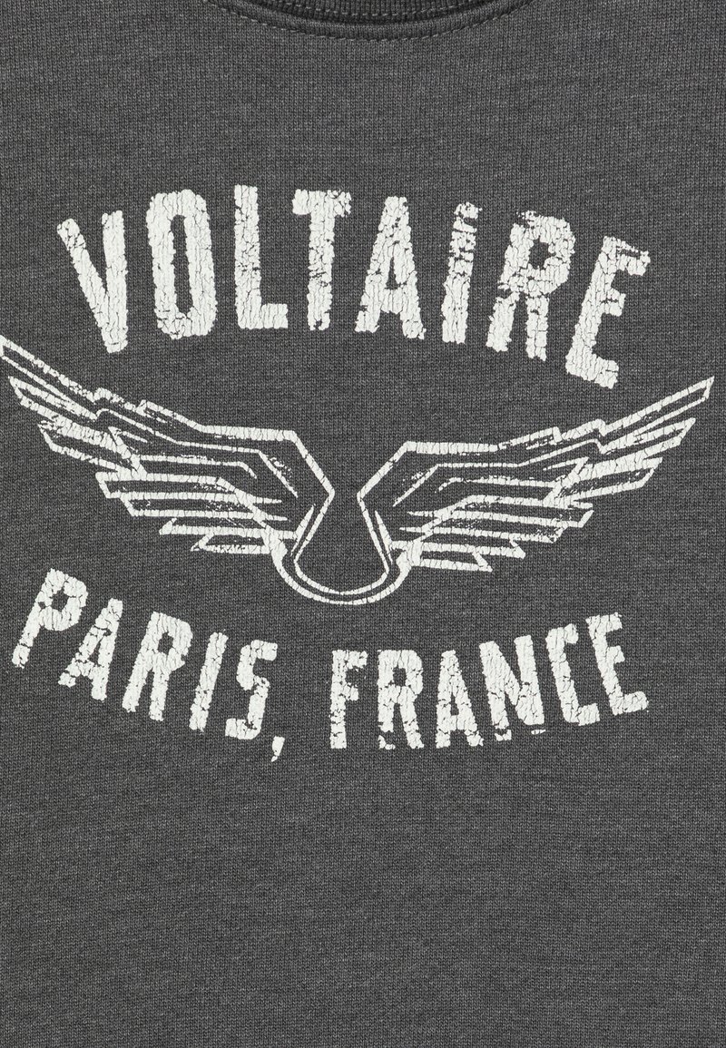 Sweatshirt en coton gris arborant un impression blanche usée de "VOLTAIRE" avec des graphiques d'ailes et "PARIS, FRANCE" en lettres gras en dessous.