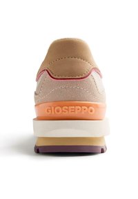 Baskets avec une tige en daim beige et rose, une semelle intermédiaire blanche et un logo "GIOSEPPO" orange à l'arrière. Design arrondi avec des accents texturés.