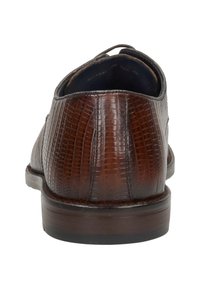 Braune Lederschuhe mit strukturiertem Krokodilmuster, runder Spitze und niedrigem Stacked Heel. Der dunkle Innenstoff steht im Kontrast zum äußeren Material.
