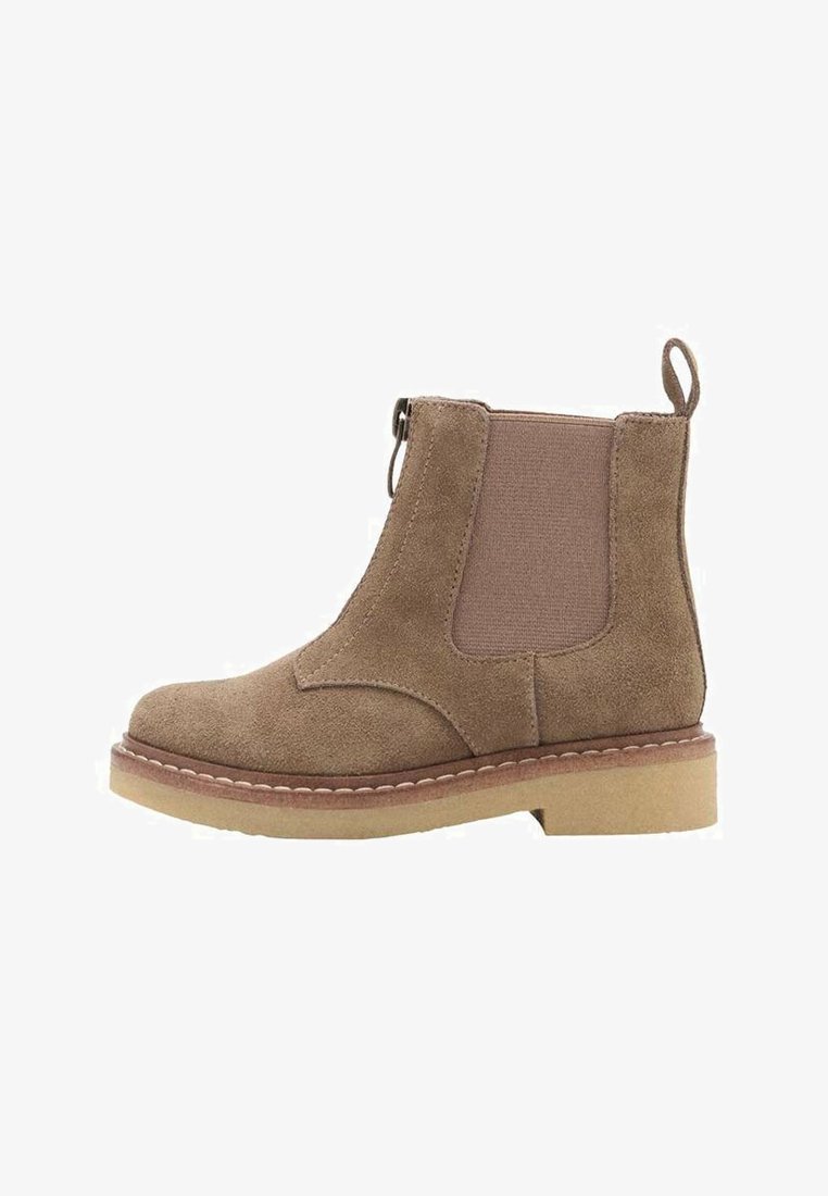 Brązowy zamszowy botek za kostkę z elastycznymi panelami bocznymi, zaokrąglonym noskiem i niską gumową podeszwą. Posiada uchwyt z tyłu ułatwiający zakładanie.