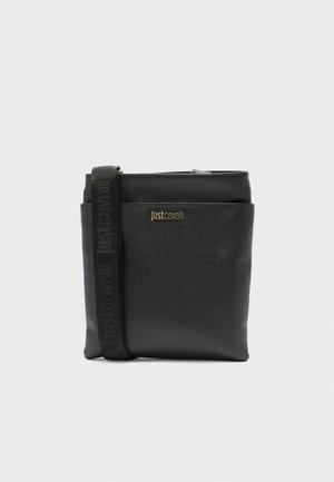 Sac bandoulière noir avec surface texturée, logo Just Cavalli doré sur le devant, et large sangle ajustable embossée du nom de la marque.
