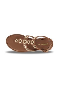 Sandalo piatto marrone con dettagli decorativi circolari. Design con cinturini e decorazioni circolari dorate sulla parte superiore e una suola liscia.