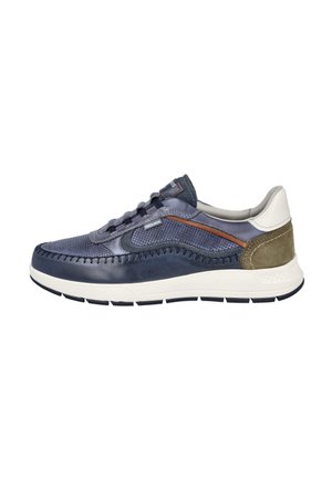 Zapatilla deportiva de hombre azul marino y gris con suela blanca, franja marrón de acento, parche de ante en el talón y cierre con cordones, vista lateral.
