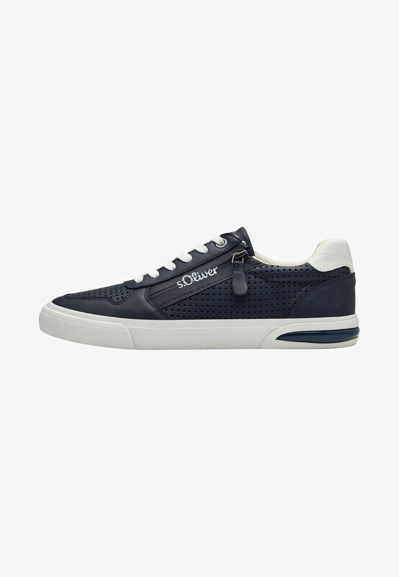 Baskets de sport bleu marine avec un design perforé, lacets blancs et une silhouette épurée. Elles présentent une accent zip sur le côté et une semelle blanche épaisse.