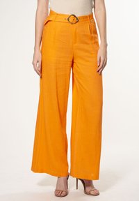 Brede pantalons in levendig oranje linnen, met een gestructureerde hoge tailleband en een decoratieve riem met een metalen sluiting.