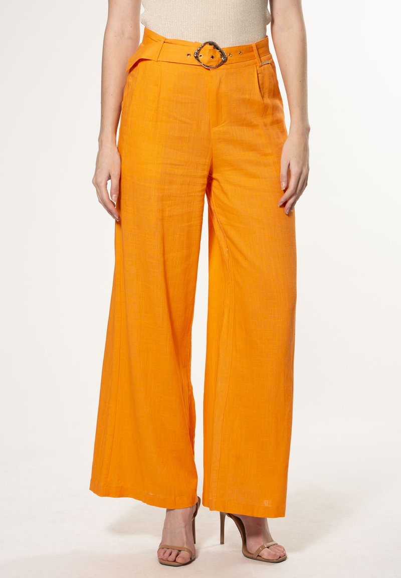 Brede pantalons in levendig oranje linnen, met een gestructureerde hoge tailleband en een decoratieve riem met een metalen sluiting.