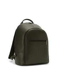 Olivgrüner Rucksack, aus glattem Material, runde Form, verfügt über eine vordere Reißverschlusstasche und ein geprägtes Logodesign. Verstellbare Schultergurte.