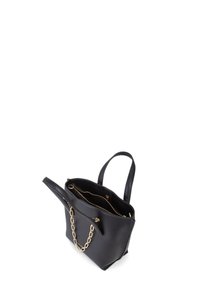 Sort læder tote taske med en struktureret design, der har en guld kædeaccent, to håndtag og et lynlåslukket indvendigt rum.