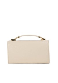 Beige handtas met een gladde textuur en een rechthoekige vorm, handvat aan de bovenkant en gouden hardware-accenten. Minimalistisch ontwerp, geen zichtbare patronen.