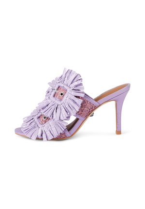Mule viola con tacco alto, punta aperta, due fasce decorative con frange e occhielli in metallo, e dettaglio della soletta intrecciata.