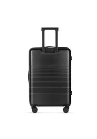 Schwarzer Hartschalenkoffer mit elegantem Design, ausgestattet mit vertikalen Rillen, einem teleskopischen Griff und vier Rädern für einfache Mobilität.