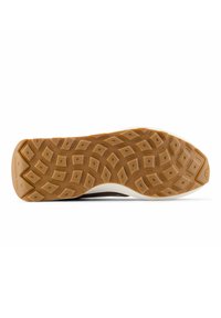 Suela de zapato de goma marrón con un patrón geométrico texturizado, con una entresuela blanca y un logotipo en relieve en el lateral.