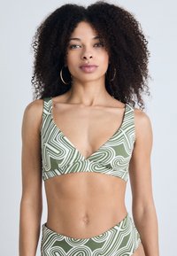 Zaļš un balts rakstainais bikini tops ar dziļu dekoltē un platām siksnām, kas izgatavots no gludas auduma un tam ir pieguļoša forma.