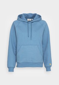 Felpa Carhartt di colore blu chiaro con tasca frontale, cappuccio regolabile con cordino e piccolo logo giallo sul polsino sinistro, esposta su sfondo bianco.