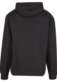 Crna majica s kapuljačom glatke teksture. Ima duge rukave, džep tipa kengur i rebraste manžete i rub. Jednostavan dizajn.