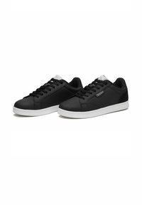 Sneakers neri realizzati in materiale sintetico con una texture liscia. Presentano la chiusura con stringhe, suola bianca e logo sul lato.