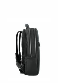Sac à dos en cuir noir avec deux zips latéraux, bretelles rembourrées et un panneau texturé pour la ventilation. Design rectangulaire élégant.