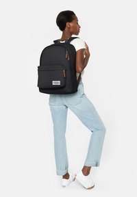 Eastpak OUT OF OFFICE - Zaino - graded black