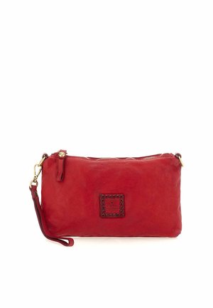 Clutch da polso in pelle rossa con cerniera superiore, dettagli dorati e una piccola toppa quadrata cucita al centro frontale.