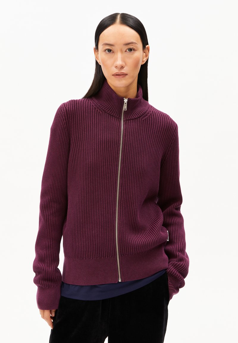 Paarse ribgebreide zip-up trui met een hoge kraag en een zilveren rits. Het kledingstuk heeft lange mouwen en een aansluitende onderrand.