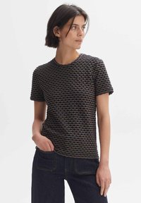 T-shirt à manches courtes présentant un motif de vagues texturé en bleu foncé, accentué par des lignes multicolores, avec un col rond et une coupe ajustée.