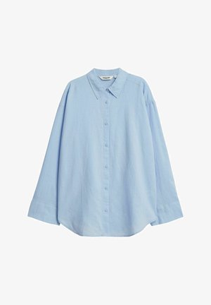 Jasnoniebieska koszula z długim rękawem i kołnierzykiem, o luźnym kroju. Wykonana z miękkiej tkaniny o gładkiej fakturze, bez wzorów.