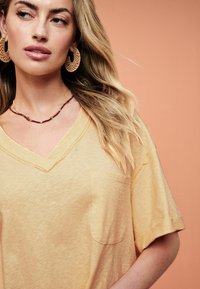 Next V-NECK LOOSE FIT - Tricou basic - yellow