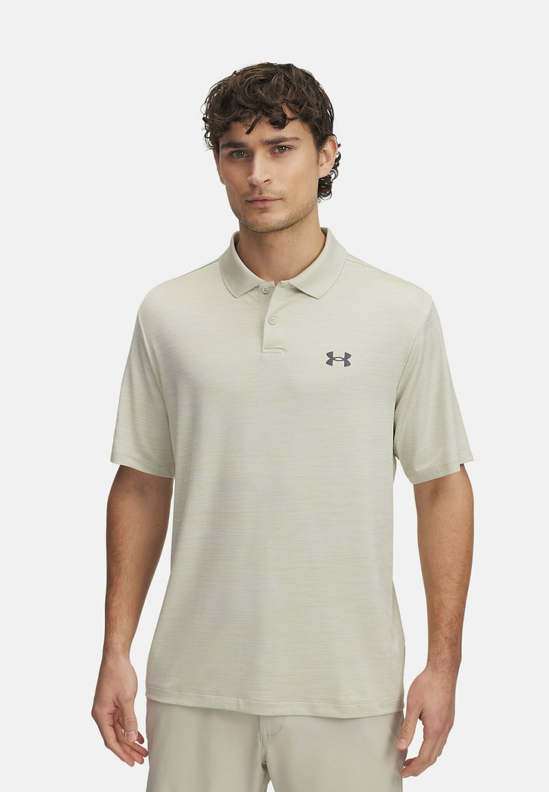 Helles beige Polo-Shirt mit subtiler horizontaler Struktur, zwei Knöpfen und einem Under Armour-Logo auf der linken Brust. Kurze Ärmel.