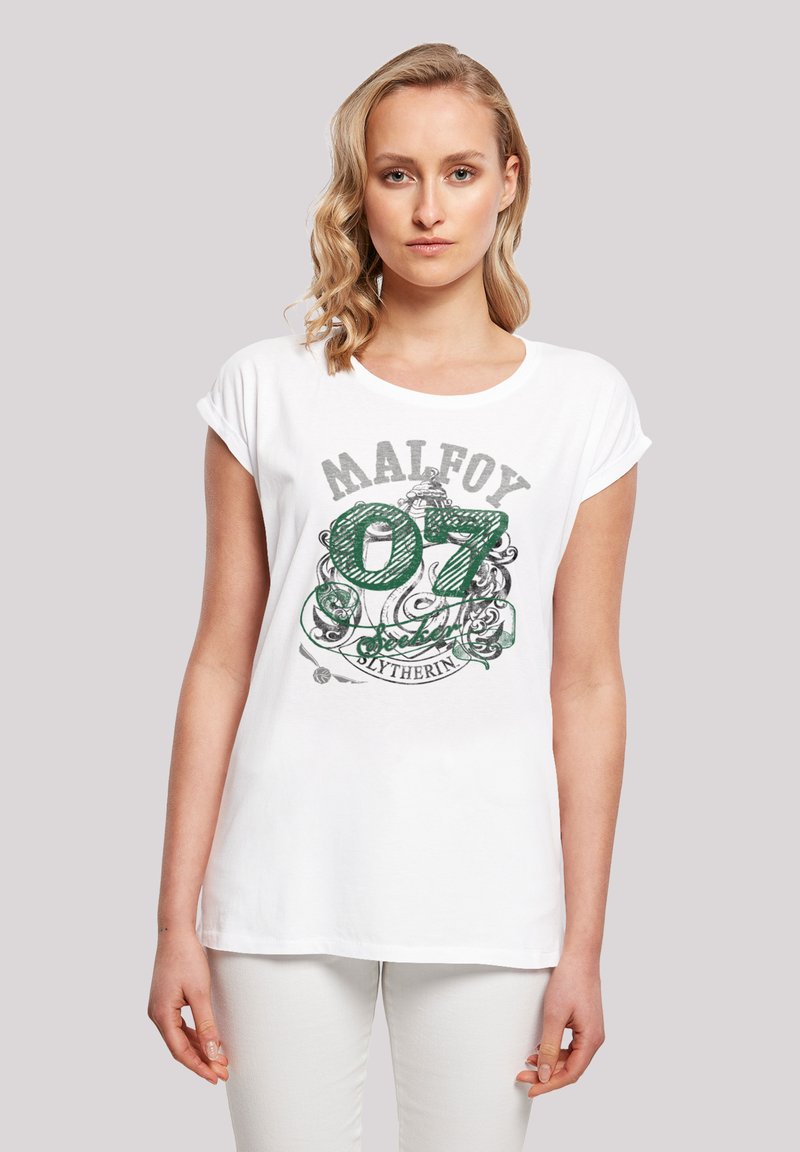 Hvit t-skjorte med korte ermer og grønt grafisk trykk med "MALFOY 07" og Slytherin-emblem, rund hals og avslappet passform.
