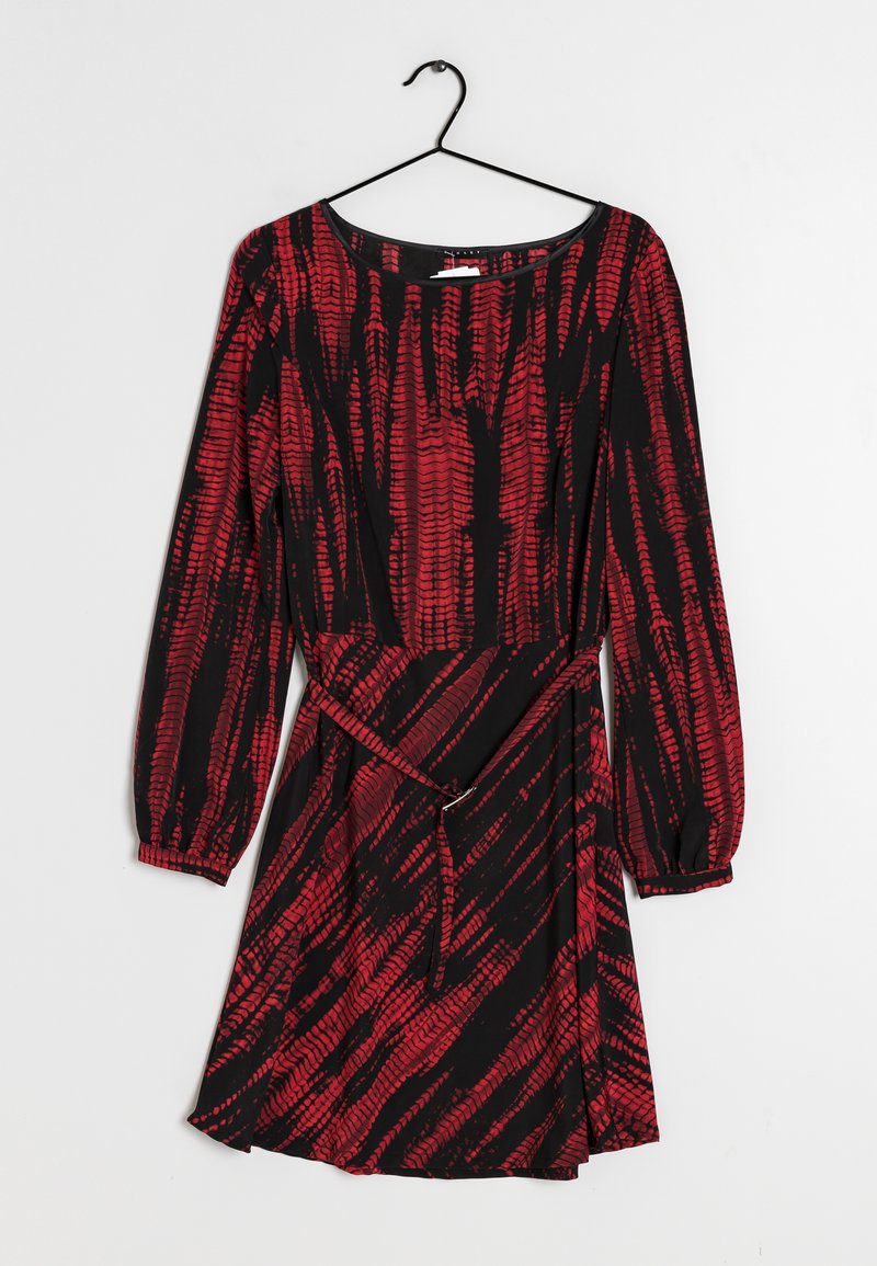 Svart klänning med långa ärmar, prydd med ett rött abstrakt mönster. Flödande design med en knytdetalj i midjan och rynkade ärmar.