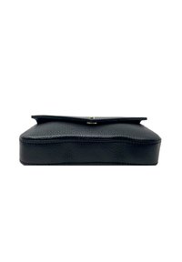 Pouch piatta in pelle nera con superficie texturizzata, forma rettangolare e chiusura a pattina con due bottoni metallici.