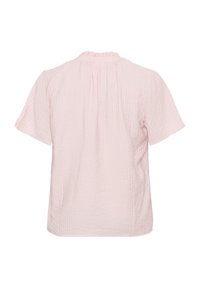 Haut rose clair à manches courtes en tissu froissé. Il présente un col à volants et une coupe ample avec des détails cousus au dos.