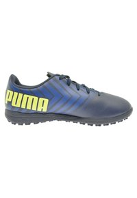 Scarpa da calcio blu navy con tomaia sintetica testurizzata, caratterizzata da strisce diagonali blu e un grande logo "PUMA" giallo sul lato.