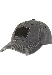 Pilkas džinsinis beisbolo kepuraitė su nusidėvėjusiu kraštu, priekyje esantis juodas pleistras su balta siūle. Penkios ventiliacijos skylutės viršuje.