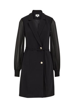 Robe noire à encolure portefeuille avec une silhouette ajustée, manches longues transparentes, accents en boutons dorés et une ceinture assortie pour définir la taille.