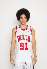Tricou alb de baschet cu detalii roșii, având inscripția "BULLS" și numărul "91" în litere îndrăznețe, negre. Textură din plasă, design sportiv.