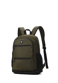 Sac à dos vert olive avec des accents noirs, doté de deux poches zippées à l'avant, de poches latérales en mesh et de bretelles rembourrées pour le confort.