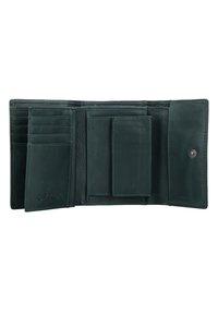 Groene leren portemonnee met meerdere kaartsleuven, een centraal vak en een drukknoopsluiting. Zachte textuur met zichtbare stikselaccenten.