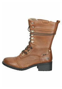 Botte en cuir marron avec un design à lacets, quincaillerie dorée et finition texturée. Elle présente un talon bloc et une doublure en fourrure douillette.