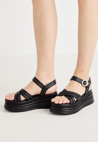 ARLEN - Sandalen met plateauzool - black
