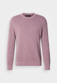 Lyse lilla strikket sweater med rund halsudskæring, lange ærmer, ribbede manchetter og kant, med et subtilt logo på brystet.