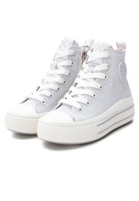 Zapatillas altas de lona gris claro, con un acabado texturizado, suela de goma blanca y detalle de cremallera metálica en el lateral.