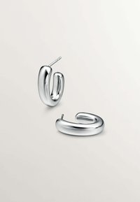 Pendientes de aro de plata con un acabado liso y pulido y un diseño redondeado. Cada pendiente cuenta con un poste para un cierre seguro.