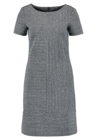 Robe grise à côtes avec des manches courtes, présentant un col rond et une silhouette en A. La texture verticale contraste avec le panneau de tissu lisse.