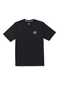 Camiseta atlética negra de mangas cortas, hecha de una tela suave y liviana. Presenta un pequeño logotipo blanco en el pecho y un escote redondo.