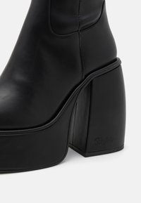 Buffalo HEART STRETCH BOOT - Platåstøvler - black